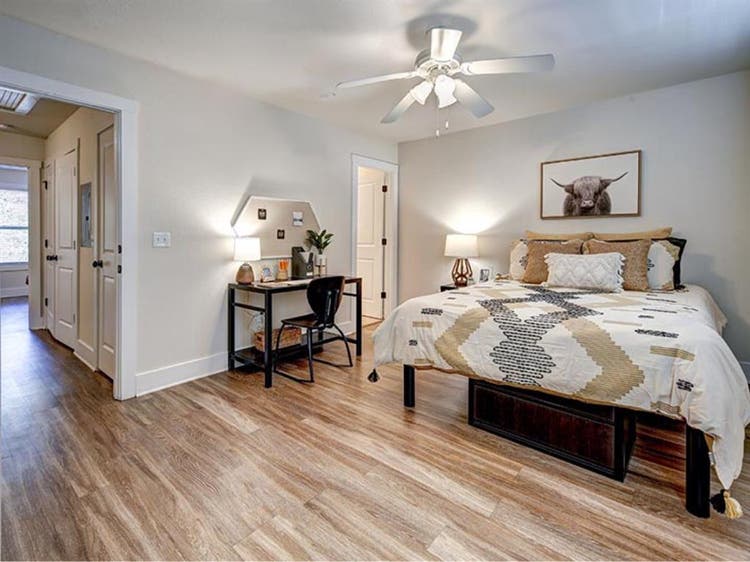 Apartment at the Retreat /month