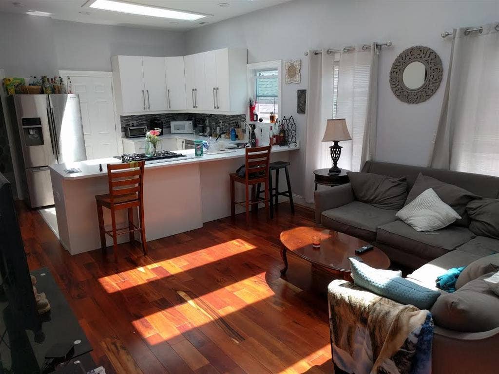All female apartment w/ central A/C