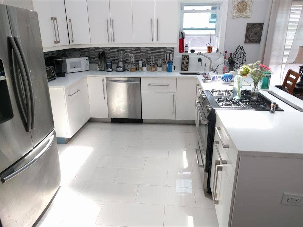 All female apartment w/ central A/C