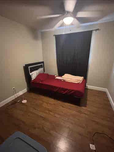 Looking for a roommateeeee