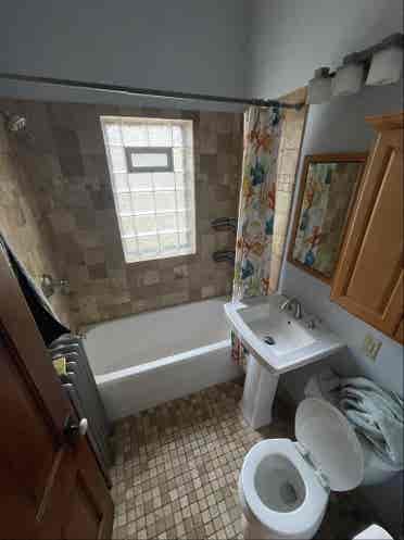 Looking for a ROOMMATE
