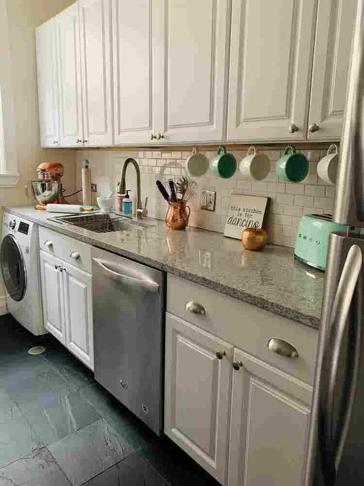 Beautiful sunny condo near lake