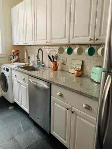 Beautiful sunny condo near the lake