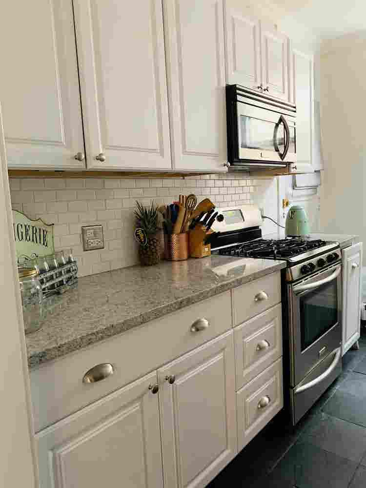 Beautiful sunny condo near lake