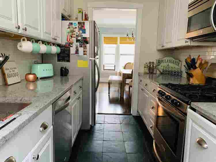 Beautiful sunny condo near lake