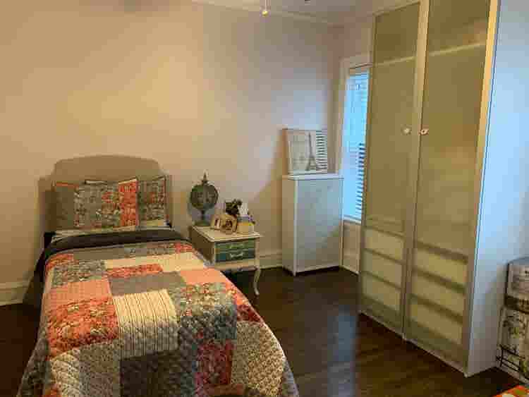 Beautiful sunny condo near lake