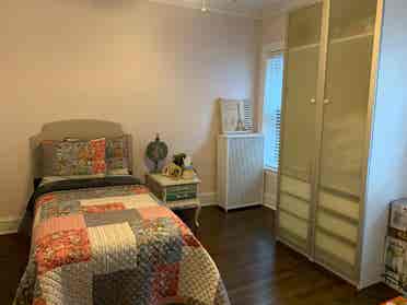 Beautiful sunny condo near the lake