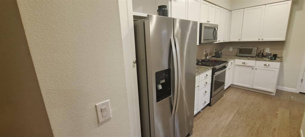 SEMI-FURNISHED ROOMS FOR RENT