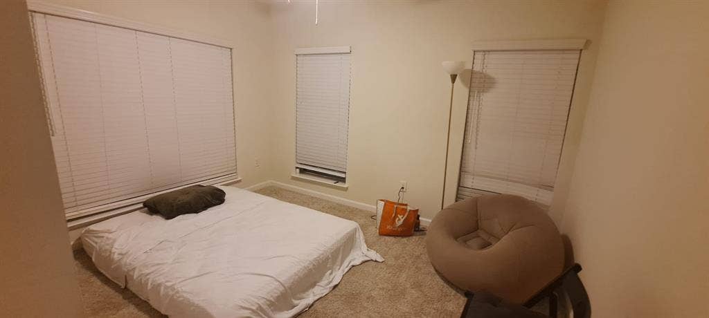 SEMI-FURNISHED ROOMS FOR RENT