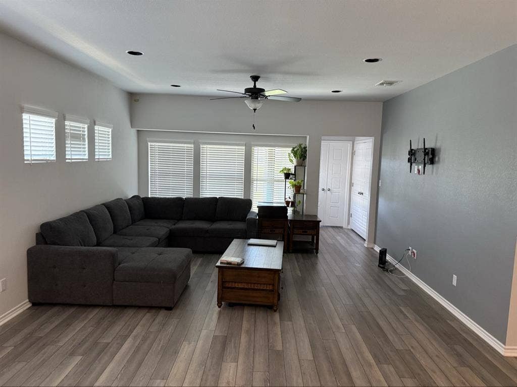 Looking for roommates. ABP