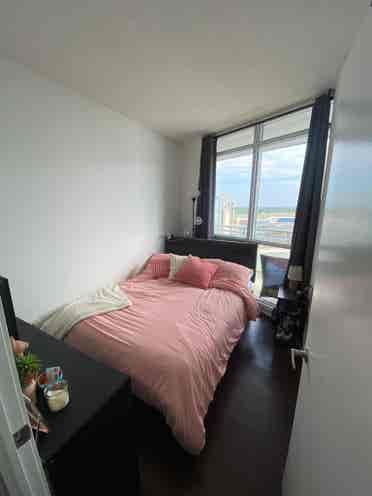 1 ROOM W BATHROOM ON HARBOURFRONT