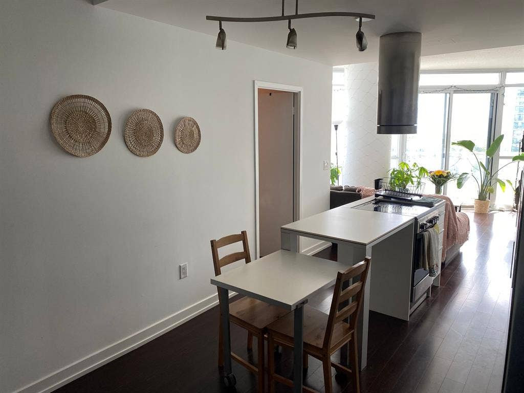 1 ROOM W BATHROOM ON HARBOURFRONT