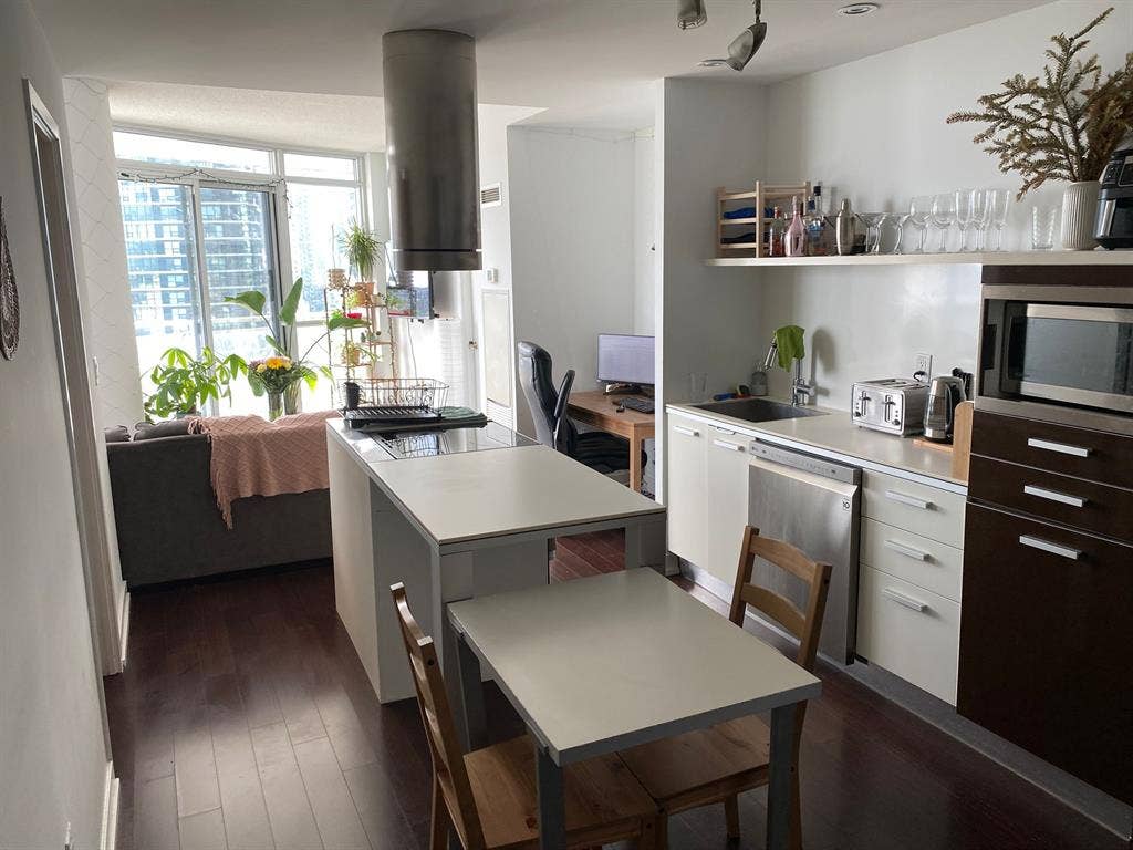 1 ROOM W BATHROOM ON HARBOURFRONT