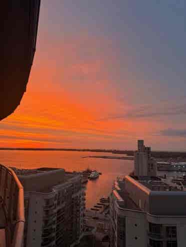1 ROOM W BATHROOM ON HARBOURFRONT