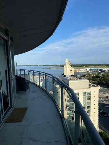 1 ROOM W BATHROOM ON HARBOURFRONT
