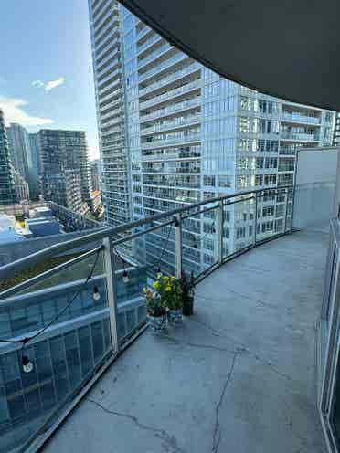 1 ROOM W BATHROOM ON HARBOURFRONT