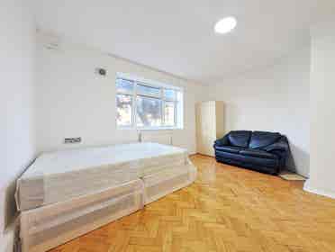Charming One-Bed Studio with Balcon
