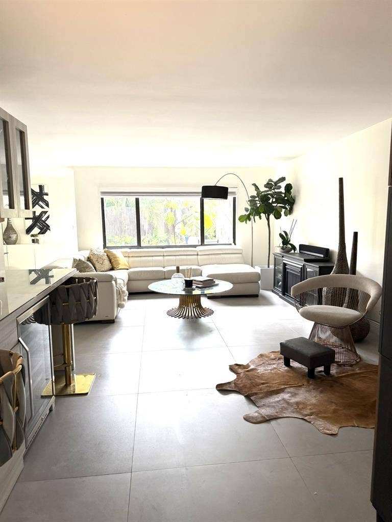 Roommate wanted in Kendall area
