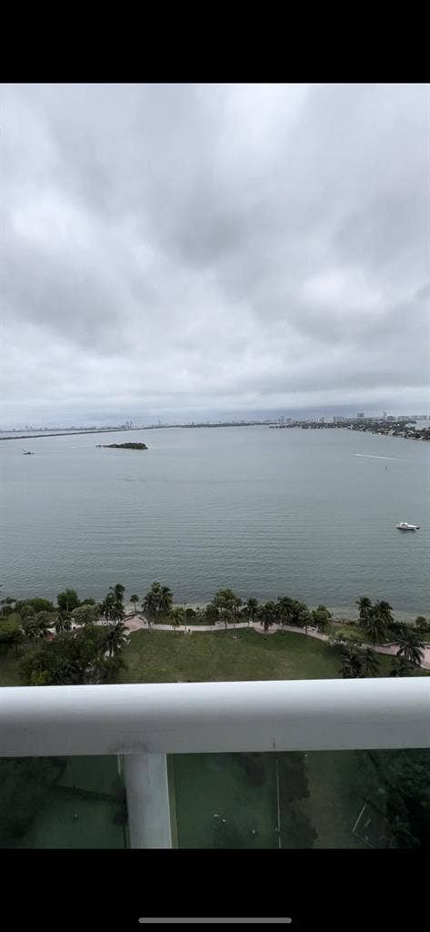 Looking for roommate in Edgewater!