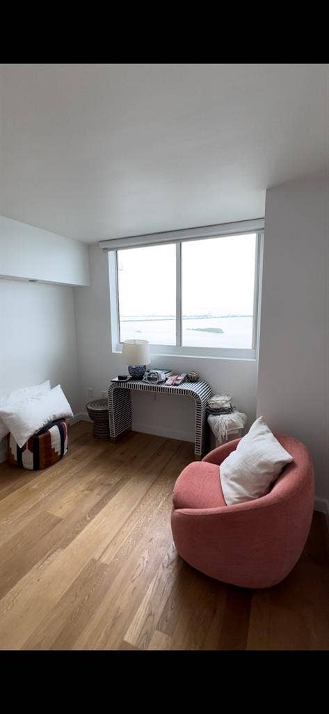 Looking for roommate in Edgewater!