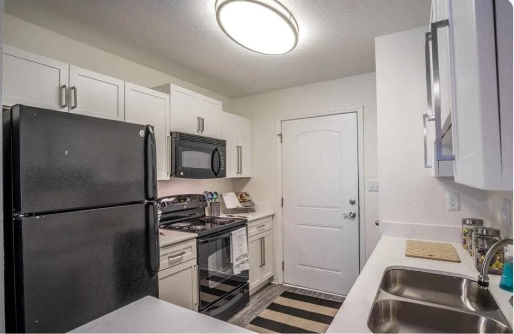 private girl
room need sublease ASAP
