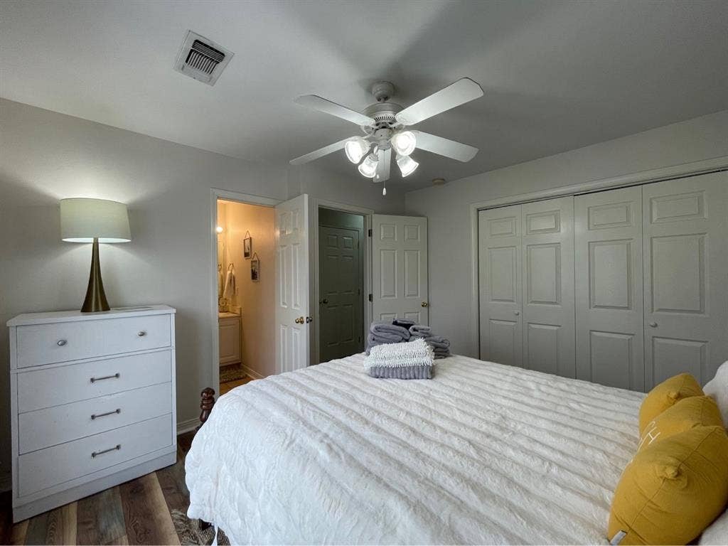 Seeking a female roommate BR