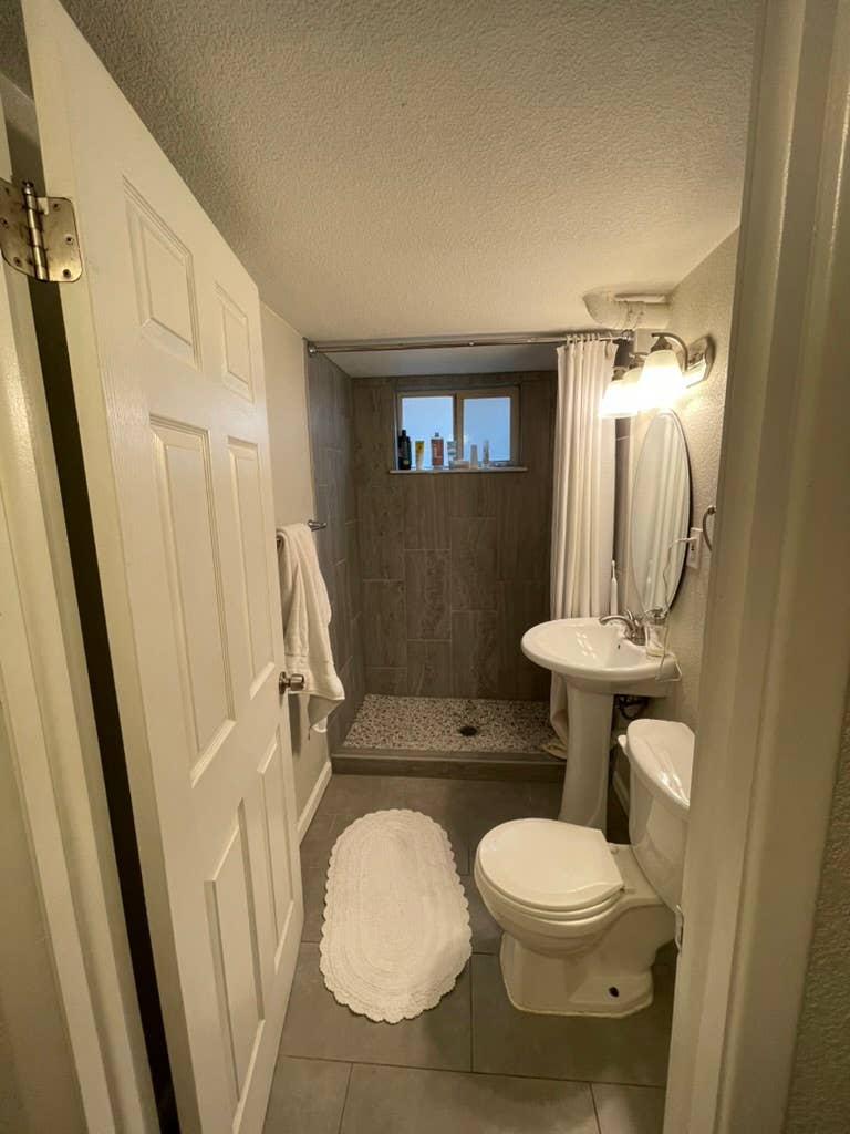 2 Bedrooms Available in Golden