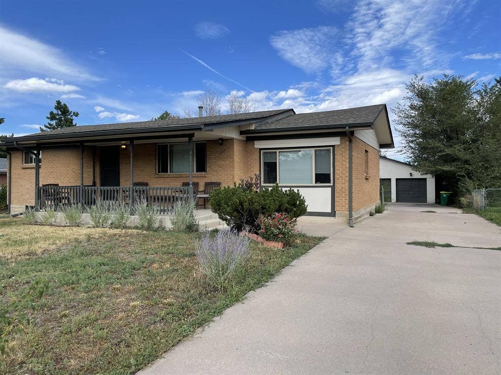 2 Bedrooms Available in Golden