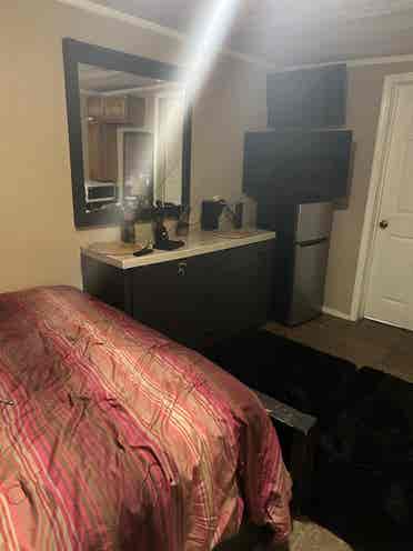 Efficiency for rent M/F
