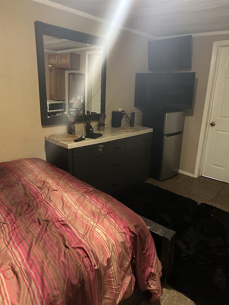 Efficiency for rent M/F