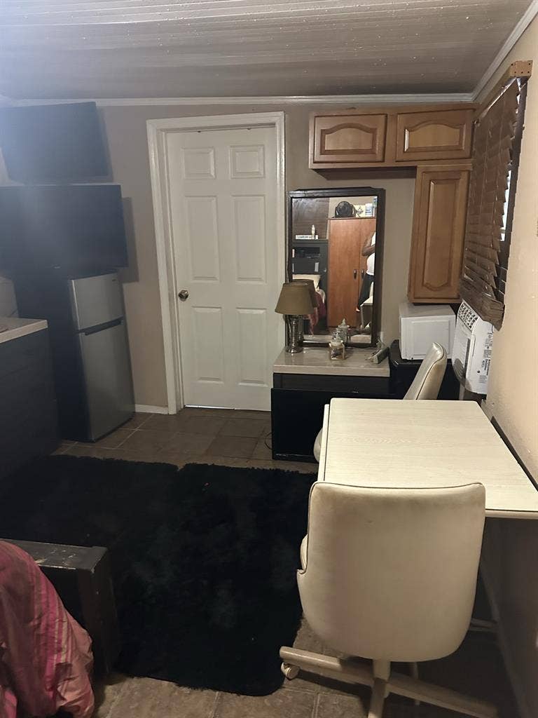 Efficiency for rent M/F