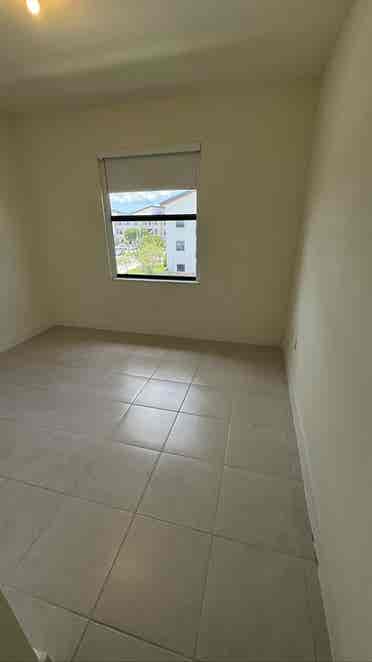 Room with private bathroom in Doral