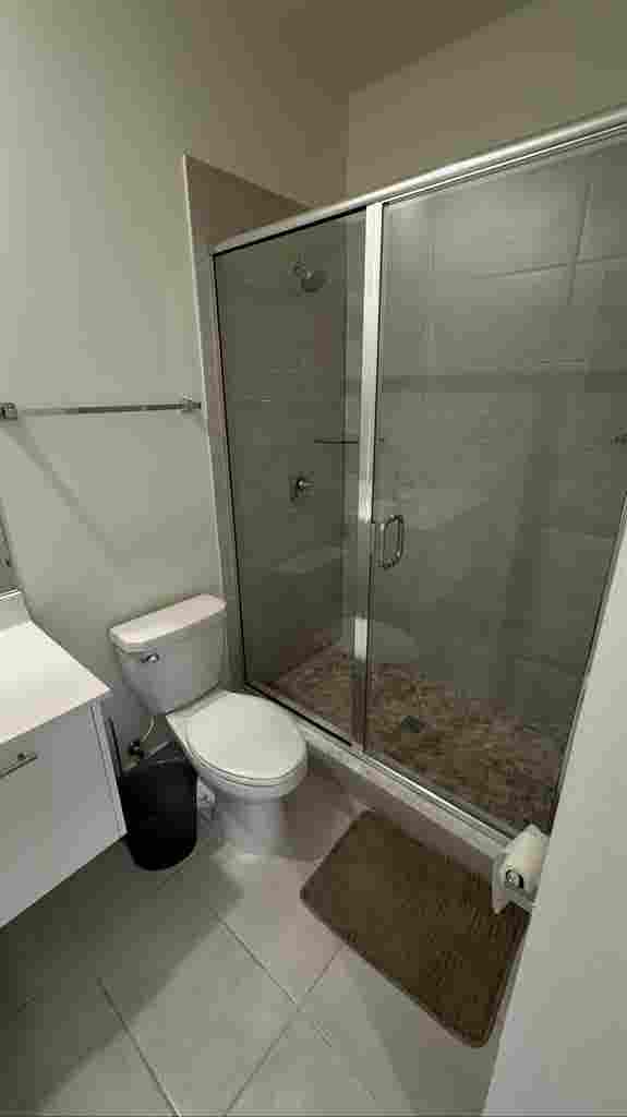 Room with private bathroom in Doral