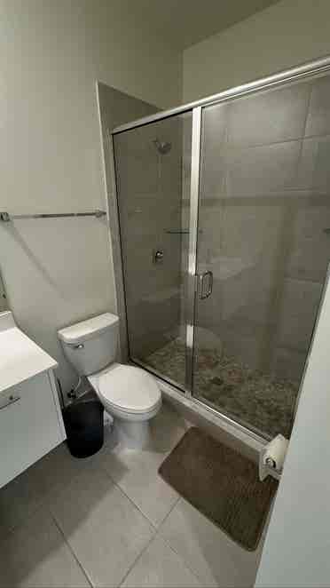Room with private bathroom in Doral