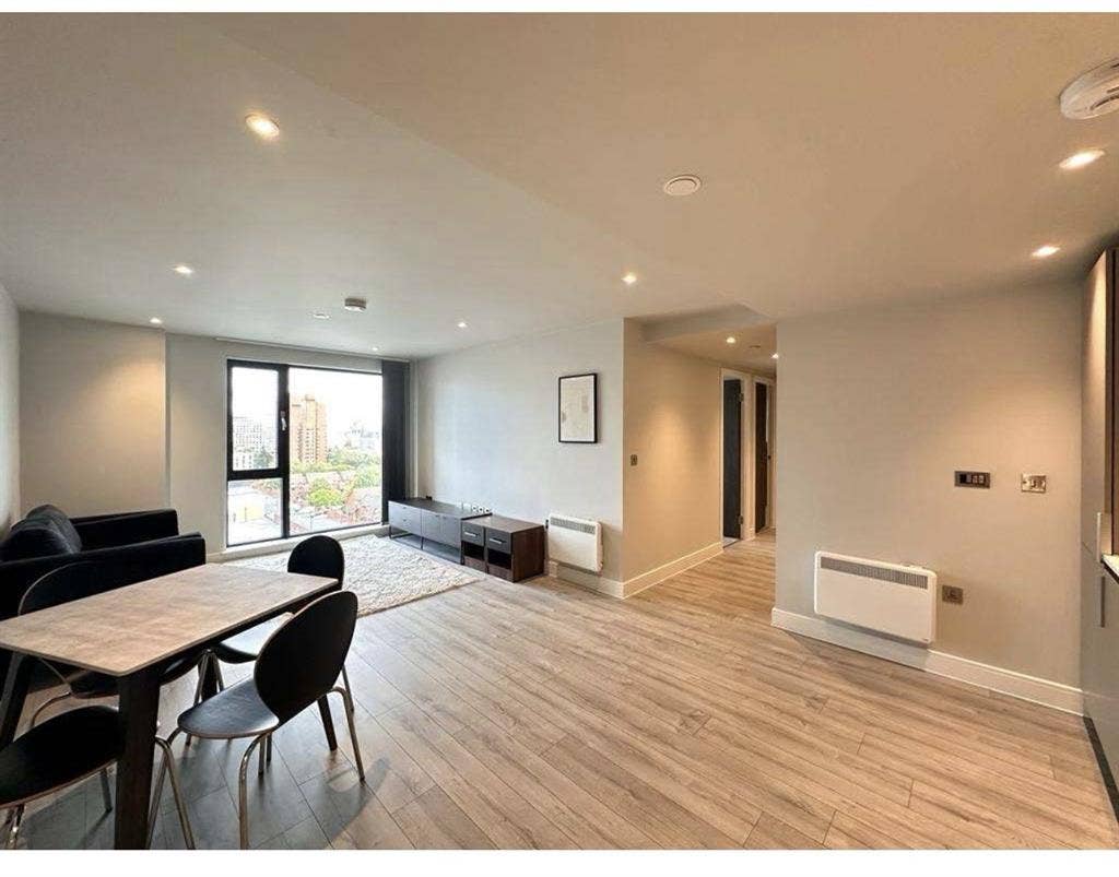One Double Bedroom in flat