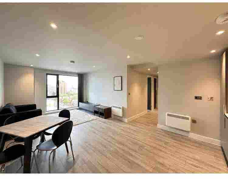 One Double Bedroom in flat