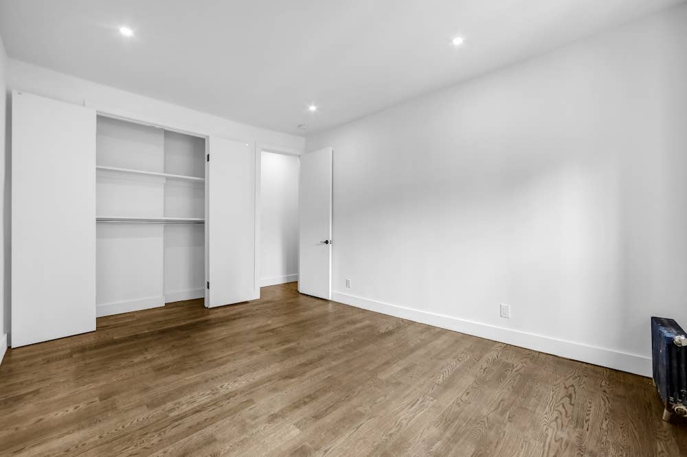 Large room, full amenities, laundry