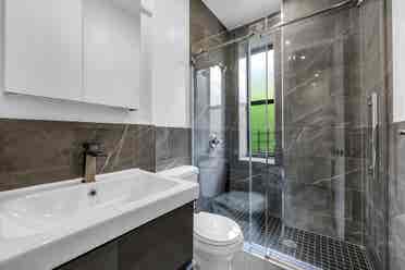 Large room, full amenities, laundry