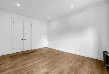 Large room, full amenities, laundry
