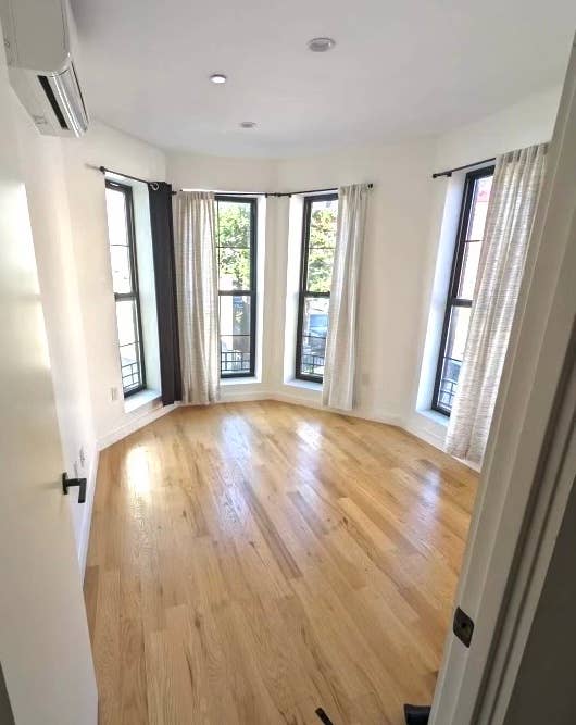 IMMEDIATE Move In! HUGE, NEW Room!