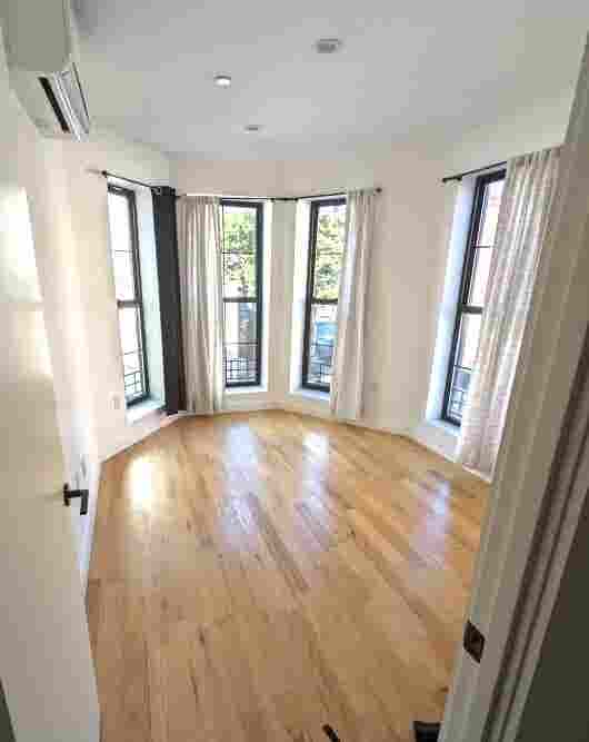 IMMEDIATE Move In! HUGE, NEW Room!