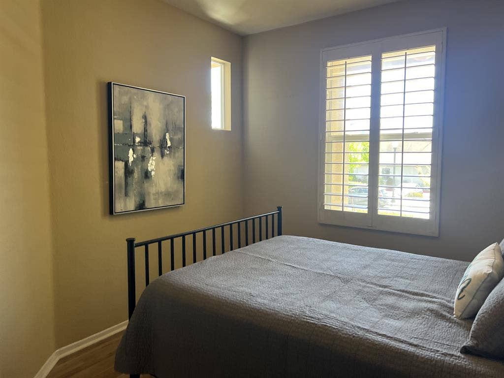 Furnished large room w/ensuite bath