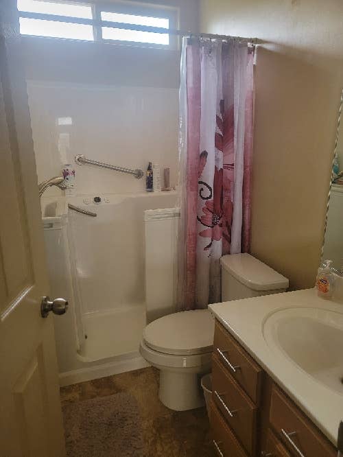 Private room, Jacuzzi Tub, wifi.