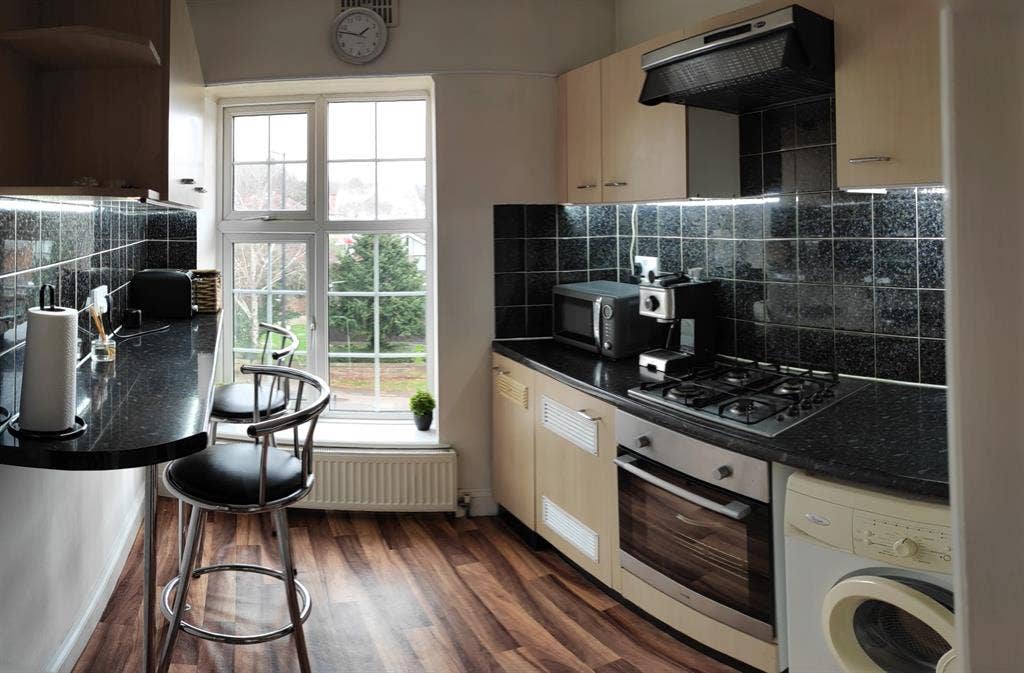 1 flatmate in a 2 bedroom flat
