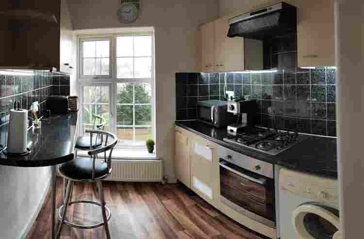 1 flatmate in a 2 bedroom flat