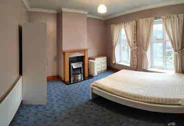 1 flatmate in a 2 bedroom flat