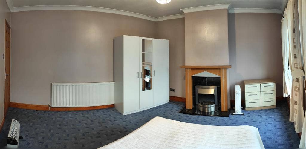1 flatmate in a 2 bedroom flat