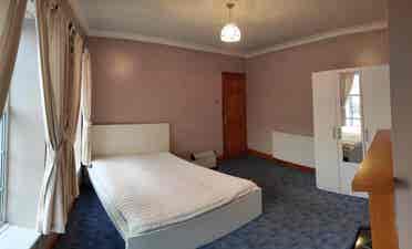 1 flatmate in a 2 bedroom flat
