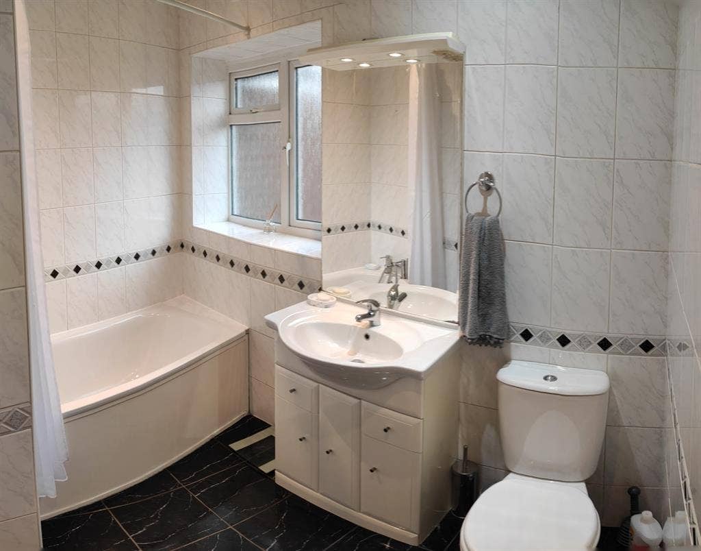 1 flatmate in a 2 bedroom flat