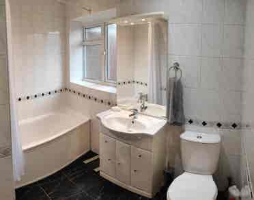 1 flatmate in a 2 bedroom flat